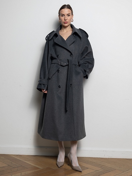 Объемное пальто с кокеткой
