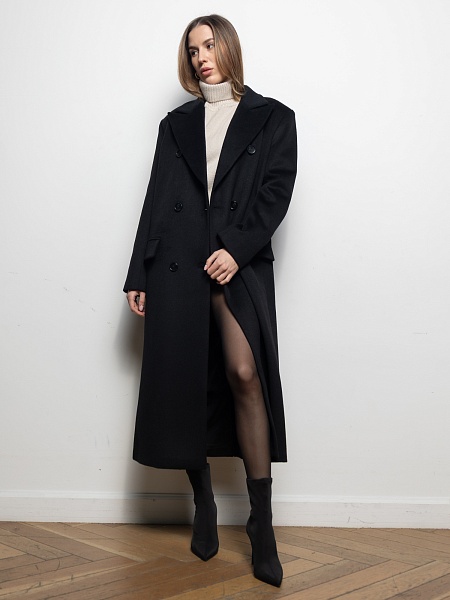 Пальто с объемными плечами